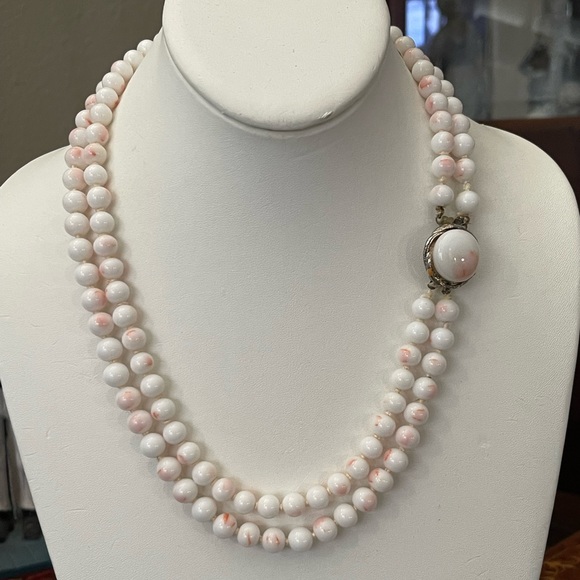 1950s two strand Japanese faux angel skin coral bead necklace - Picture 2 of 9